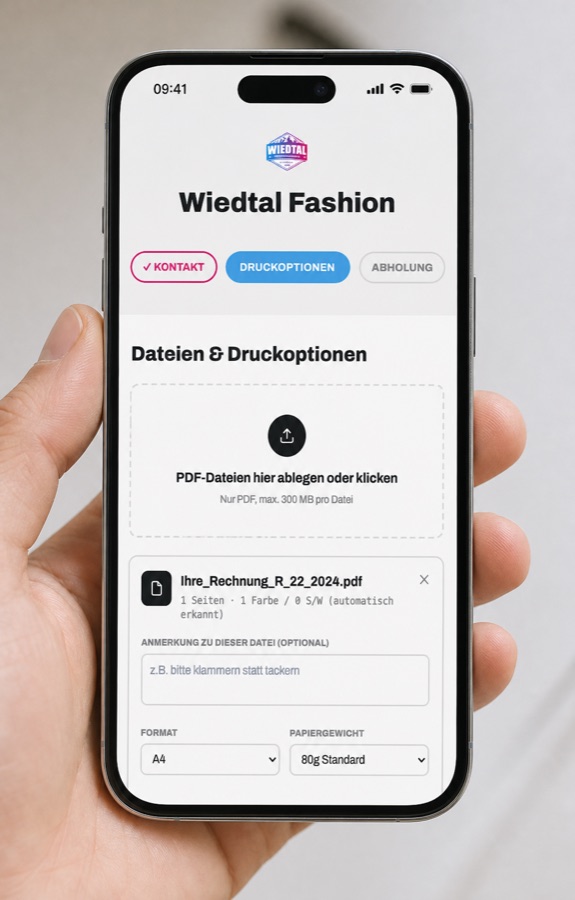 Kunde lädt eine Datei zur Online-Vorbestellung am Smartphone hoch, die Druckoptionen von Wiedtal Fashion sind auf dem Bildschirm zu sehen